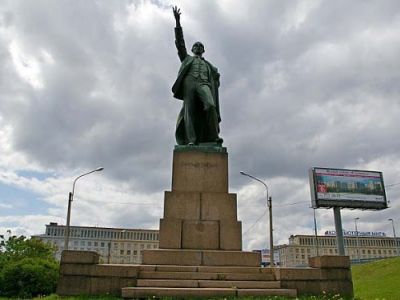 Памятник В.Володарскому у Володарского моста, Санкт-Петербург. Фото: foretime.ru