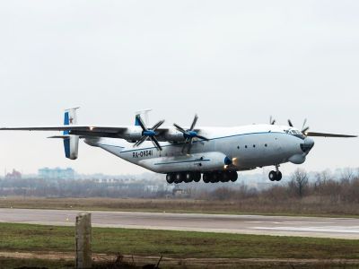 Самолет Ан-22 "Антей". Фото: "Коммерсант" Самолет Ан-22 "Антей". Фото: "Коммерсант"